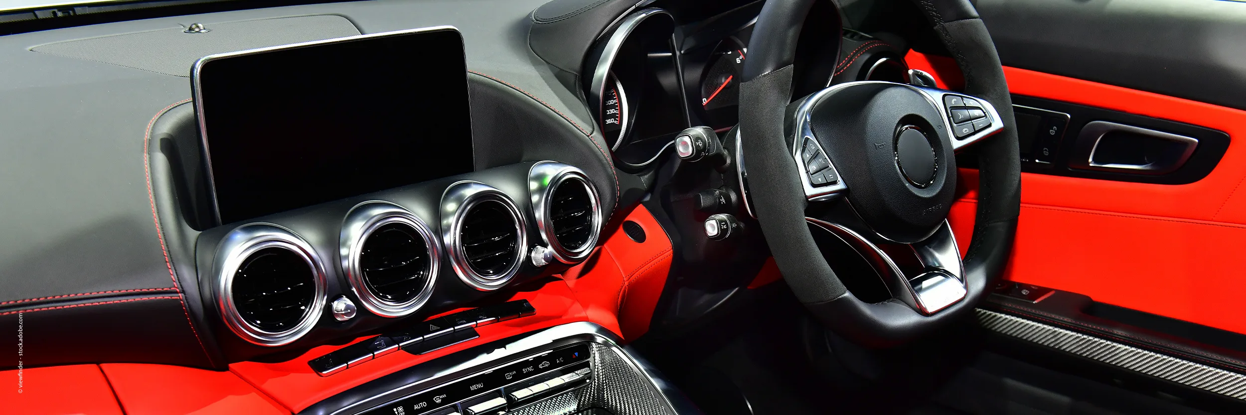 Innenraum eines roten sportlichen Autos